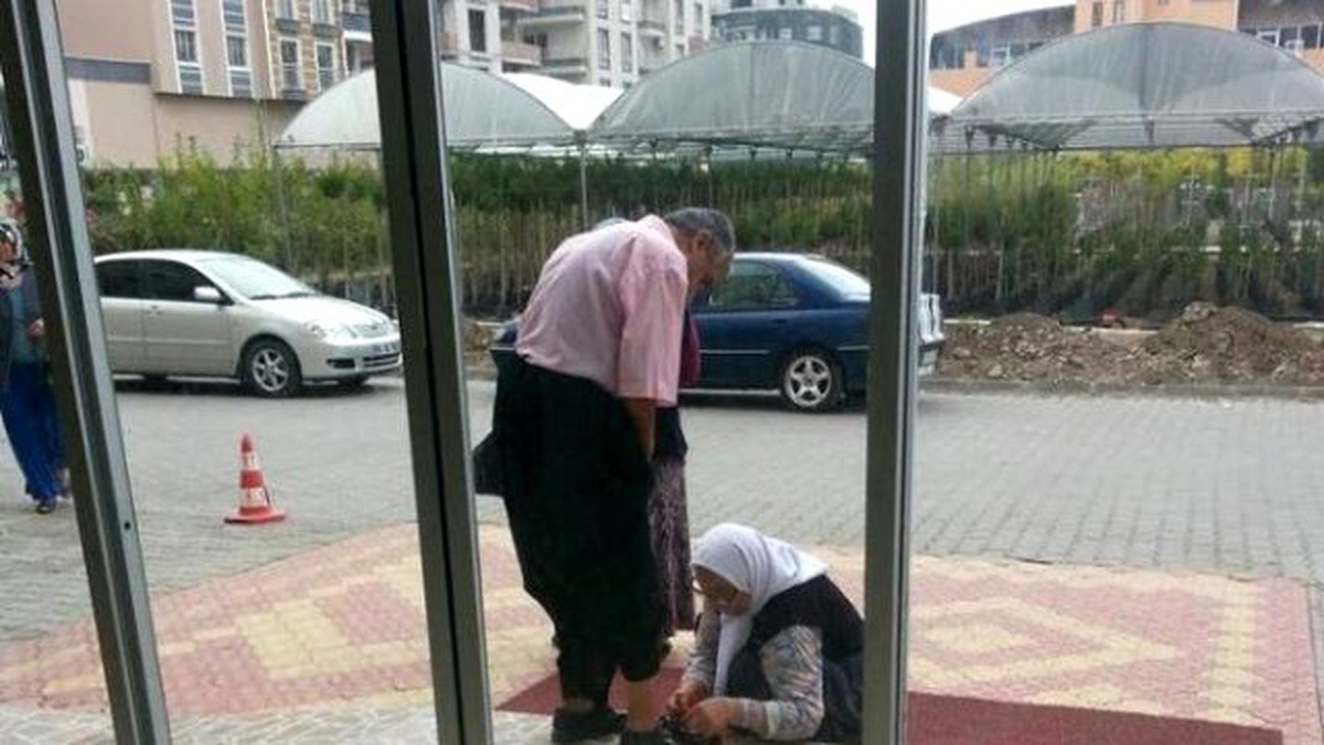 Engelli Oğlunun Ayakkabısını Bağlayan Yaşlı Kadın Sosyal Medyada Gündem Oldu