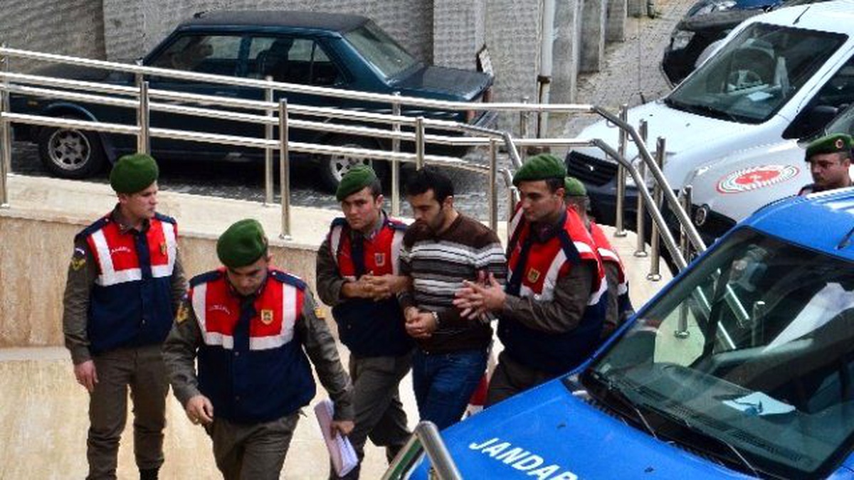 Eşini Bıçaklayarak Öldüren Koca Adliyeye Çıkartıldı