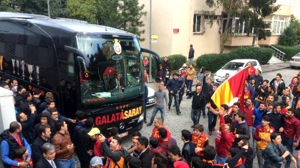 Galatasaray Kafilesi Stadyuma Hareket Etti