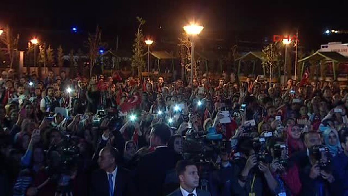 Gaziantep-\\\\\\yeniden\\\\\\ Erdoğan, Kurdeleyi Keseceği Sırada Oğlu Bilal Erdoğan\'ı Yanına Çağırdı