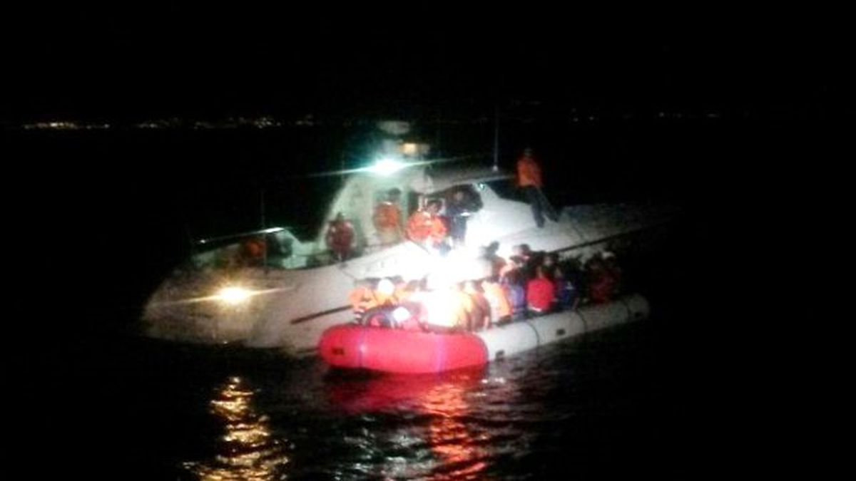 İzmir\'de 33 Sığınmacı Boğulmaktan Kurtarıldı