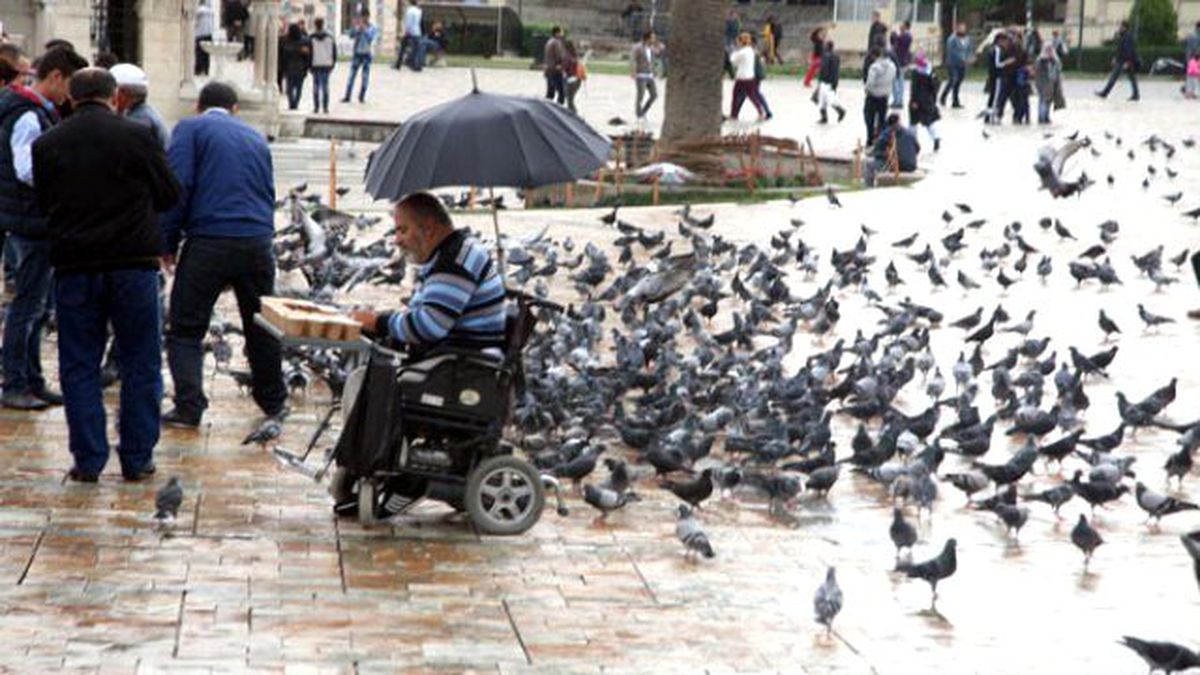 Konak Meydanı'nda Banka Aracı Güvercinleri Ezdi