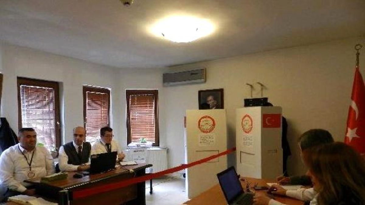Kosova\'daki Türkler Sandık Başında