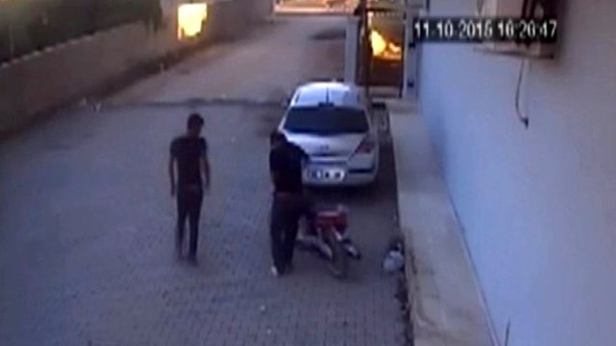 Motosiklet Hırsızları Güvenlik Kamerasında