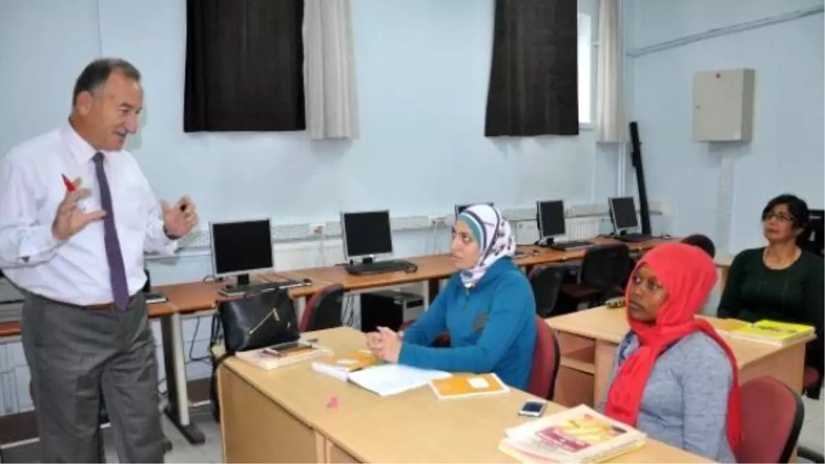 Ortadoğulu 3 Kadına Türkçe Kursu