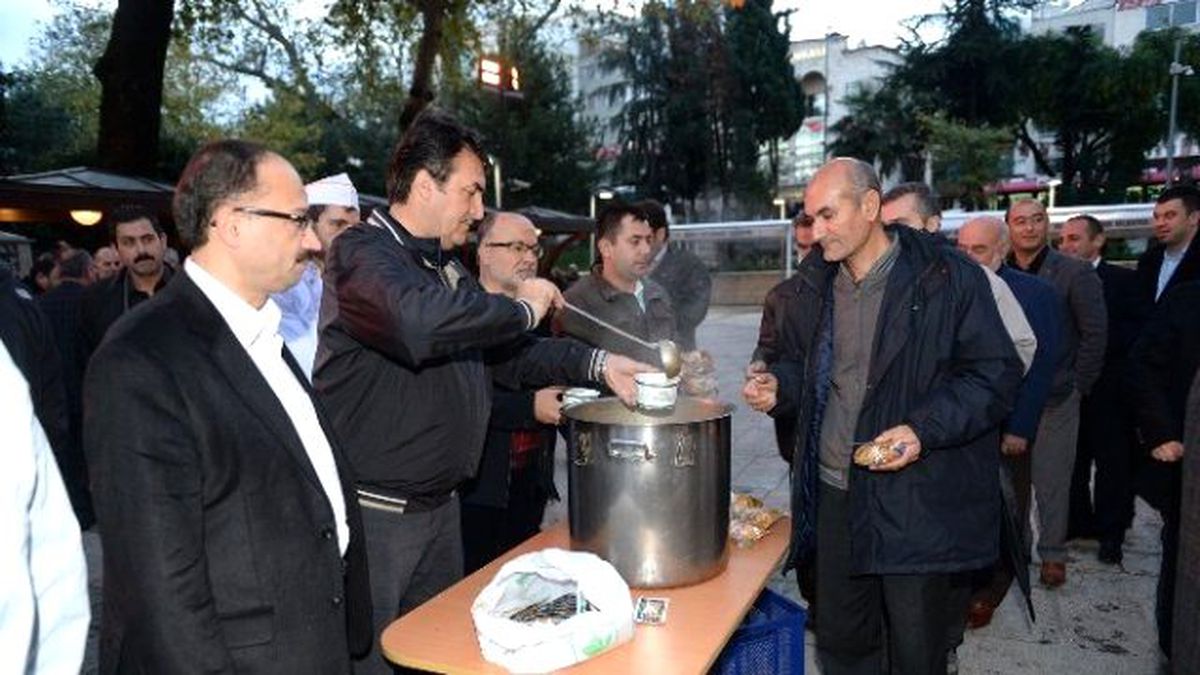 Osmangazi Belediye Başkanı Dündar Çorba Dağıttı