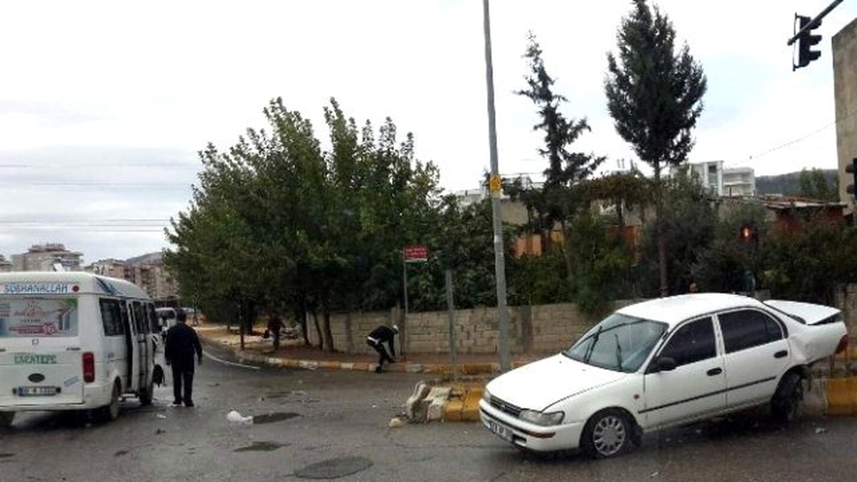 Otomobil ile Yolcu Minibüsü Çarpıştı: 3 Yaralı