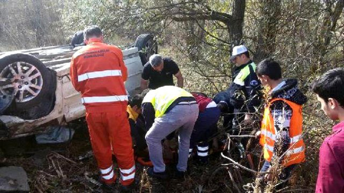Otomobil Şarampole Yuvarlandı, Sürücü ve Eşi Yaralandı