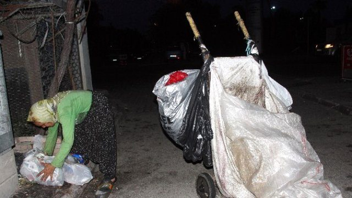 İlaçlarını Alabilmek İçin Şafak Vakti Atık Kağıt Topluyor