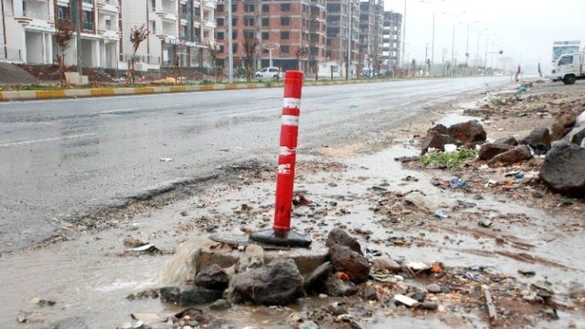 Sağanak Yağmur Diyarbakır\'da Hayatı Felç Etti