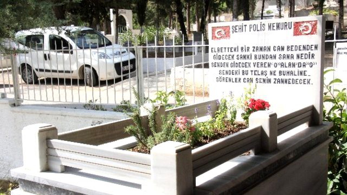 Şehitlerin Mezar Taşlarındaki Yazılar Görenleri Duygulandırıyor