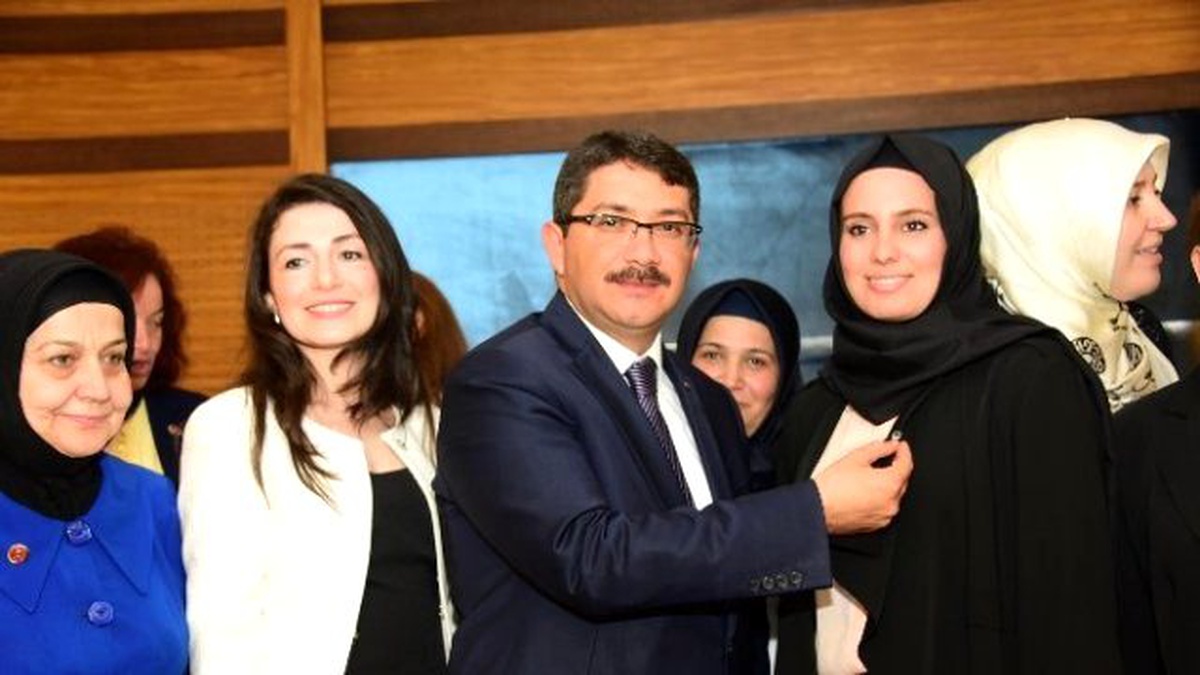 Şehzadeler Kadın Kolları Yeni Üyelerine Rozetlerini Taktı
