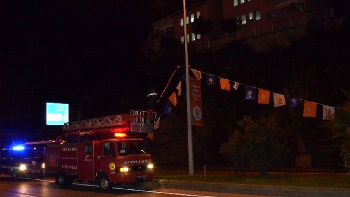 Trabzon\'da İzinsiz Asılan Siyasi Parti Bayrak ve Flamaları Toplanıyor