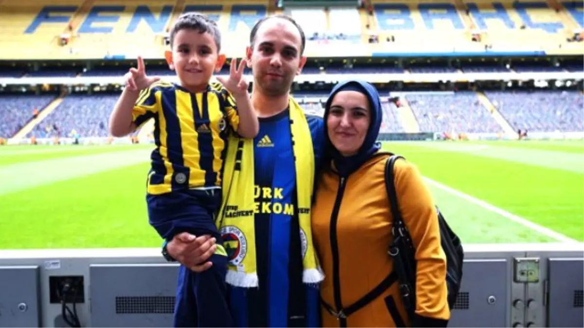 Tribün Mağduru Ahmet Berkay Çoban, Derbide Seremoniye Çıktı