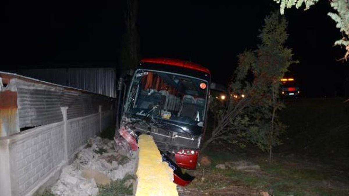Yolcu Otobüsü İstinat Duvarına Çarptı