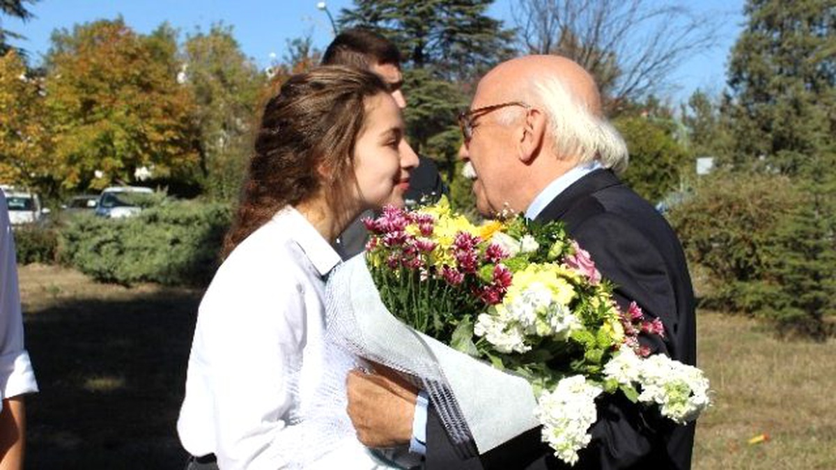 45 Yıl Sonra Aynı Sırasına Oturdu