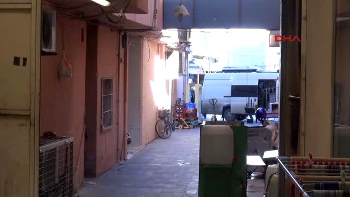 Adana\'da İş Merkezinin Girişine Bırakılan Eski Valiz, Bomba Alarmına Neden Oldu