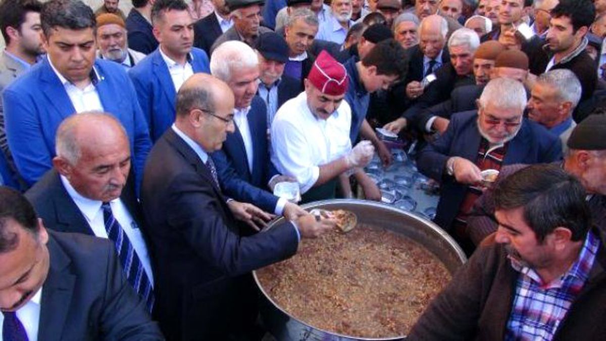 Adıyaman\'da 3 Bin Kişiye Aşure Dağıtıldı