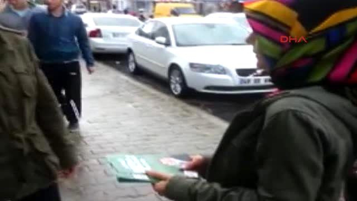 AK Parti Broşürü Dağıtan Kadınlara Kadın Tepkisi