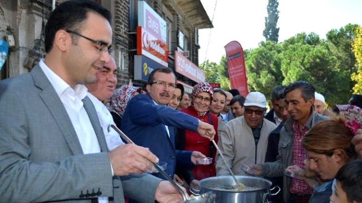 AK Parti Kula Teşkilatı Aşure Dağıttı