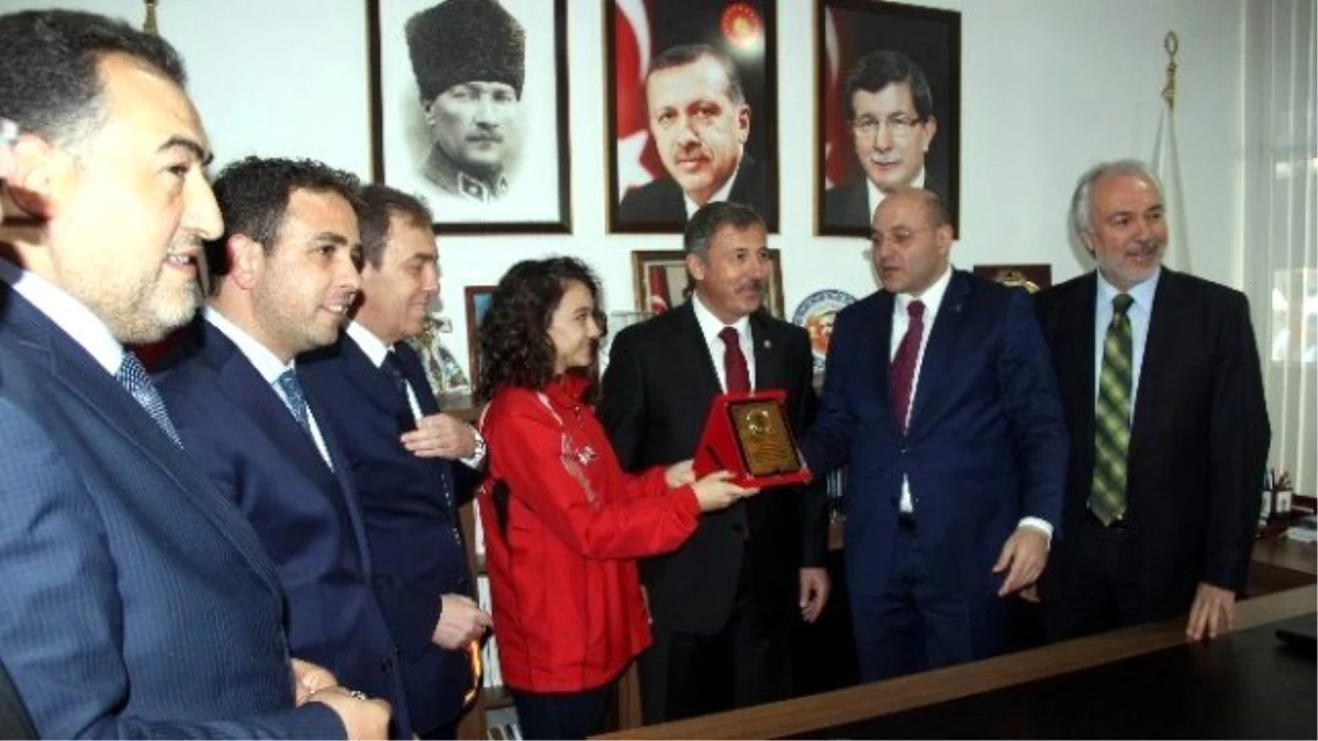 Ak Parti, Şampiyon İlknur Gedik\'i Ödüllendirdi