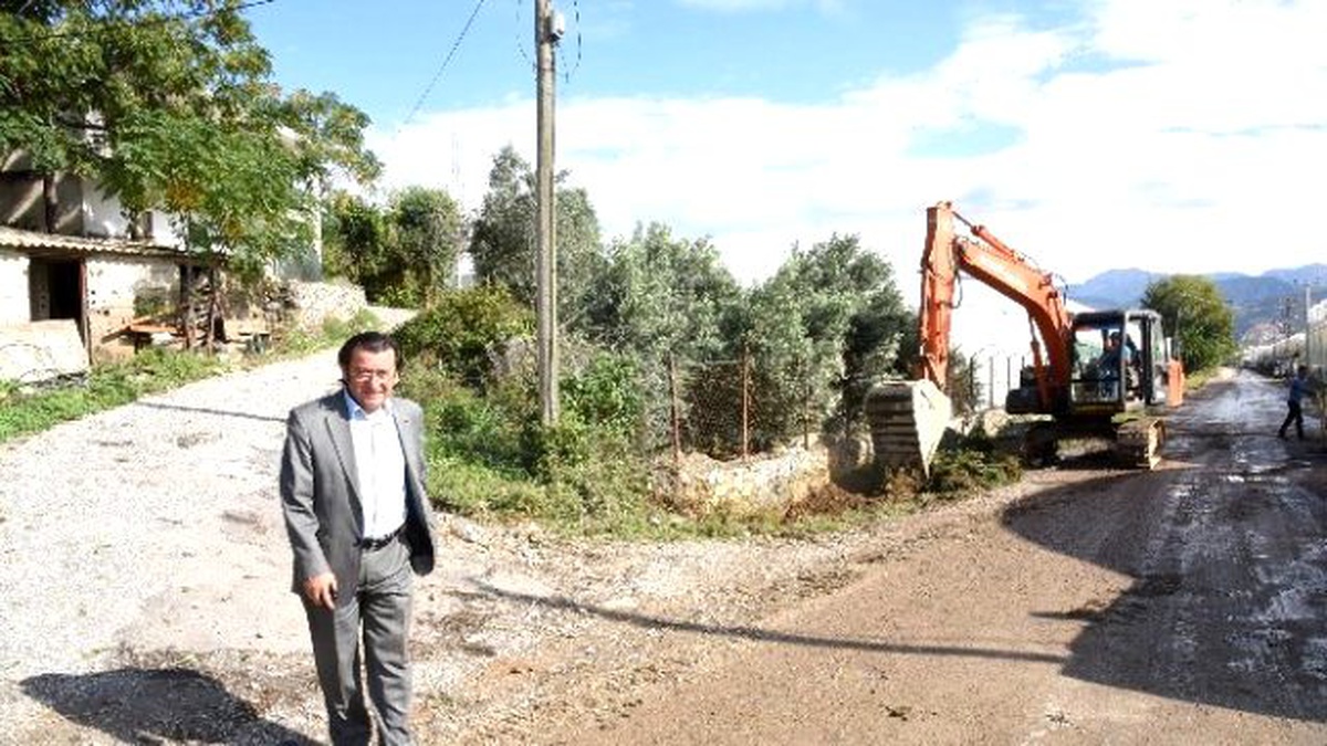 Alanya Belediyesi Su Taşkınları ve Bozulan Yollara Müdahale Ediyor