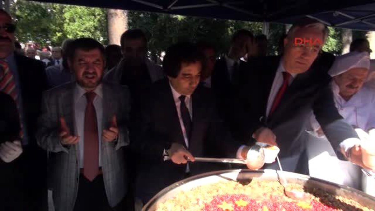 Antalya Cumhurbaşkanlığı, Antalya\'da Aşure Dağıttı
