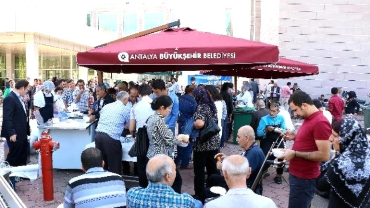 Antalya\'da 25 Bin Kişiye Aşure İkramı