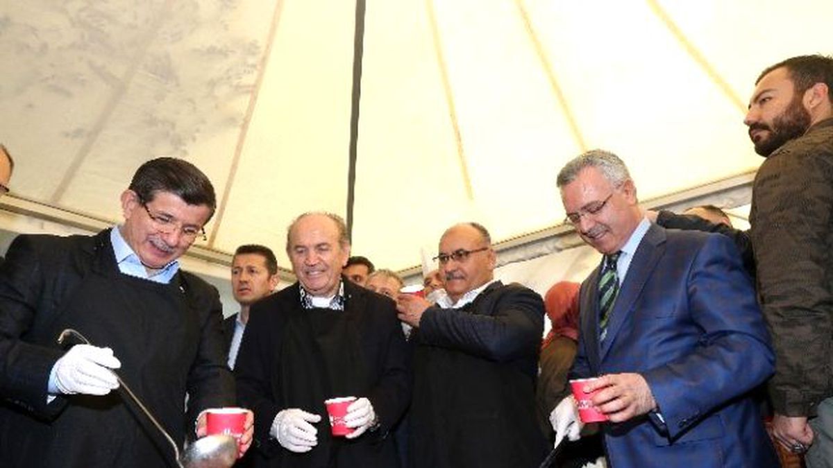 Başbakan Davutoğlu Aşure Dağıttı