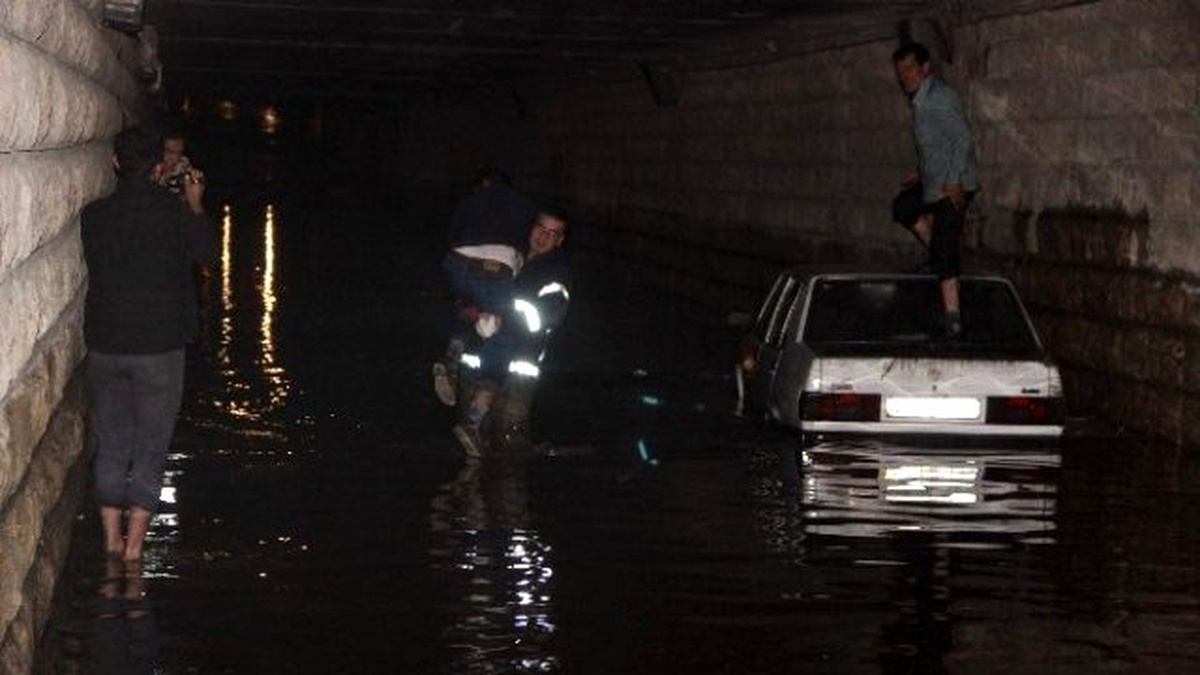 Boğulmamak İçin Otomobilin Üzerine Çıktılar