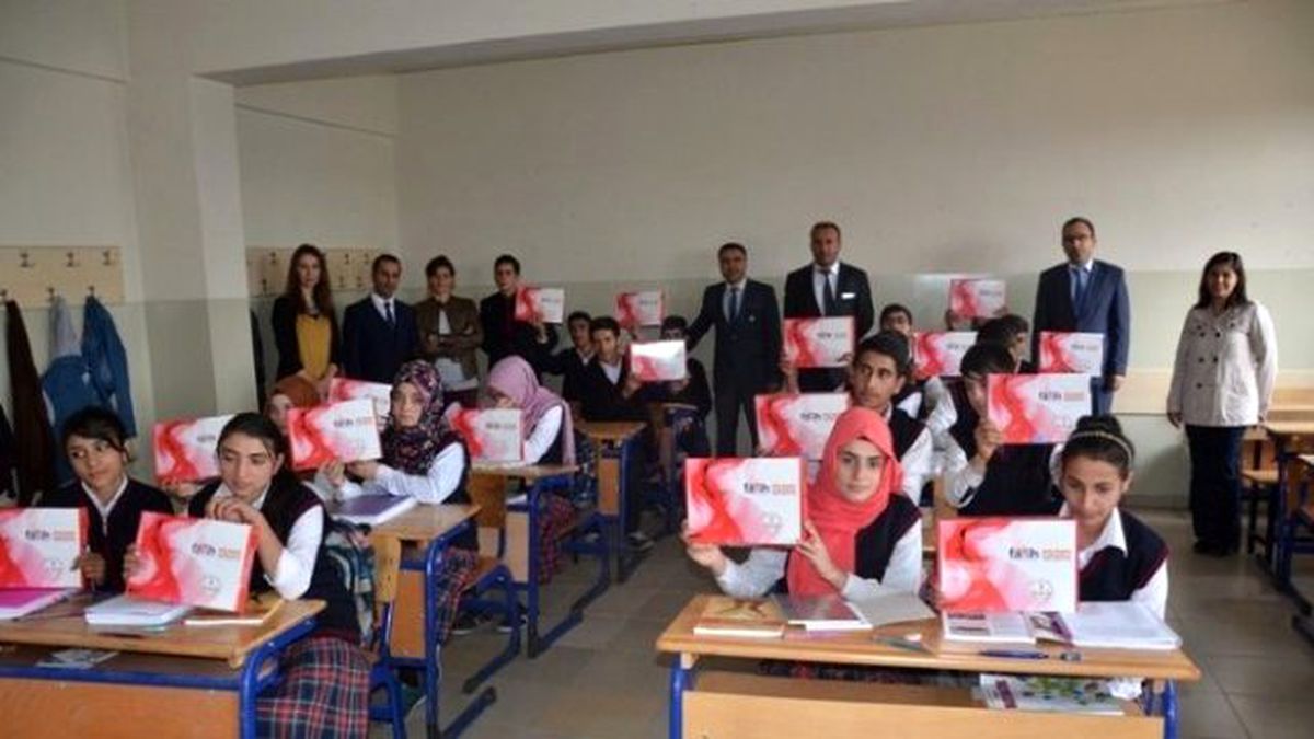 Bulanık\'ta Tablet Dağıtımı