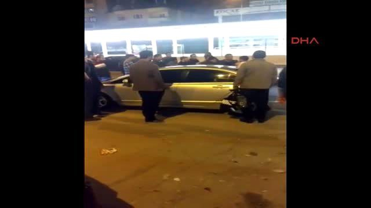 Kavgayı Ayırmak İsteyen Komiser Yardımcısı İki Araç Arasında Sıkıştı