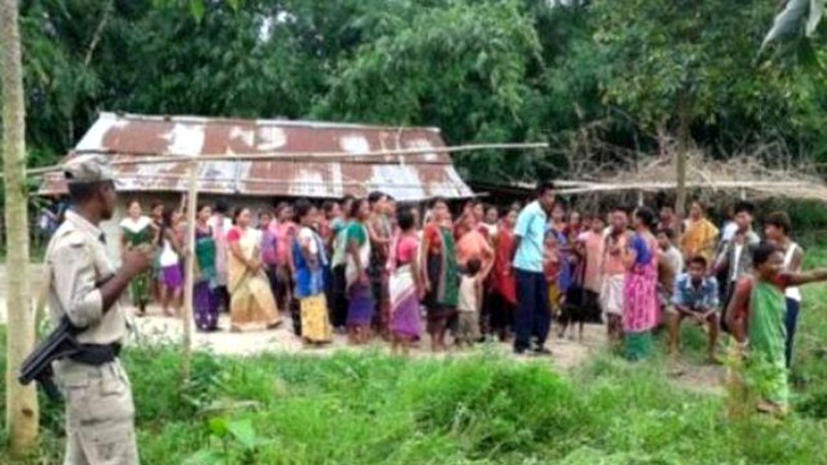 Büyücülükle Suçladıkları 4 Kadını Çırılçıplak Yaktılar!