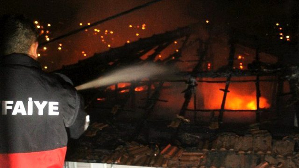 Buzdolabından Çıkan Yangın Evi Kül Etti: 1 Ölü, 1 Yaralı