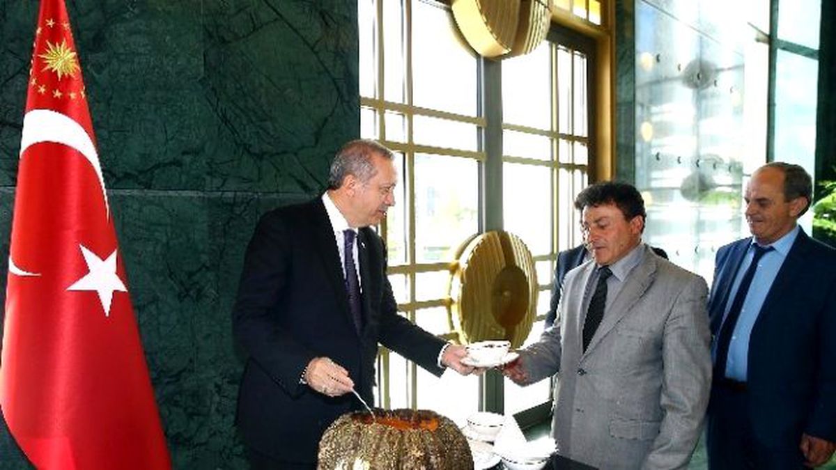 Cumhurbaşkanı Erdoğan Muhtarlara 'Bal Kabaklı' Aşure Dağıttı