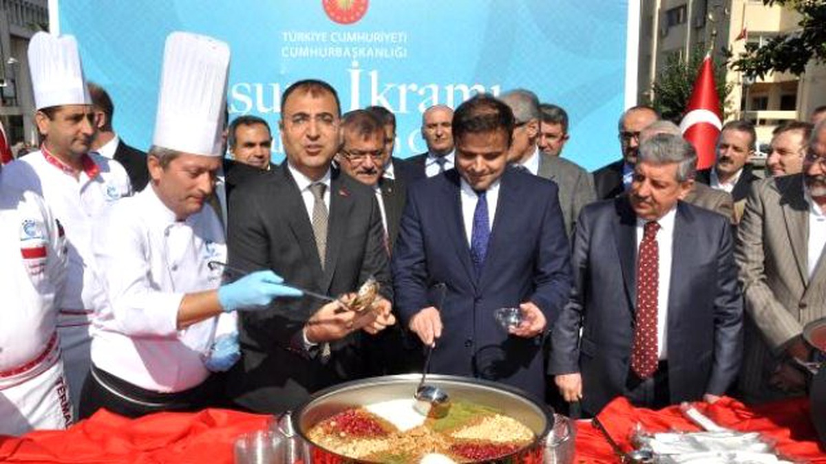Cumhurbaşkanlığı\'ndan İzmir\'de Aşure İkramı