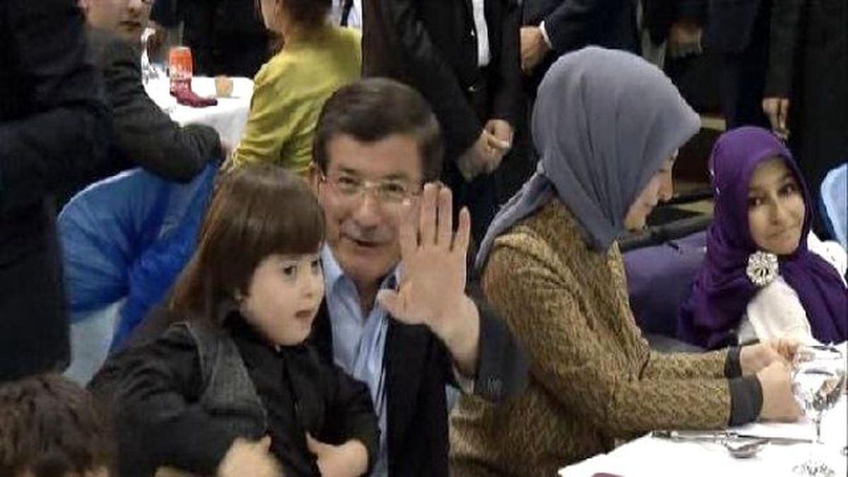 Davutoğlu, Bağcılar Engelliler Sarayı\'nı Ziyaret Etti
