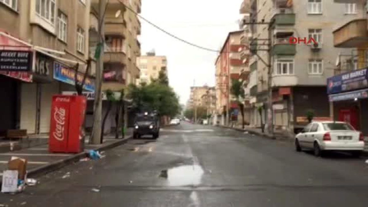 Diyarbakır\'daki Şiddetli Çatışmada Silah Sesleri Kamerada