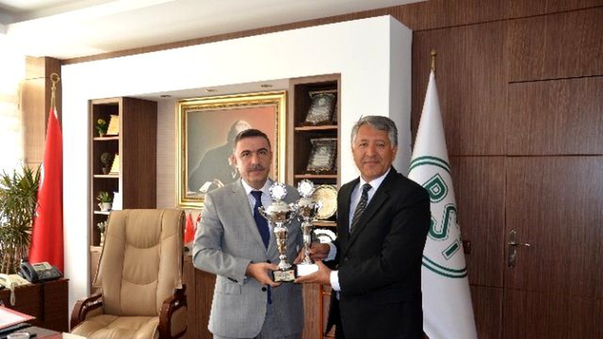 DSİ Spor Kupaları Özgür\'e Takdim Etti