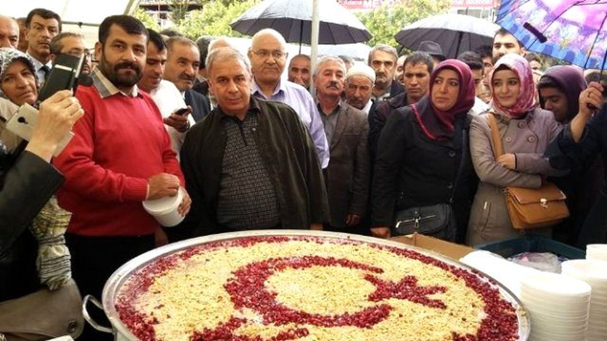 Dualar ve Hatimlerle Aşure Dağıtıldı