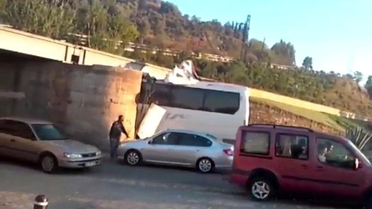 Efeler\'de Otobüs Alt Geçide Sıkıştı