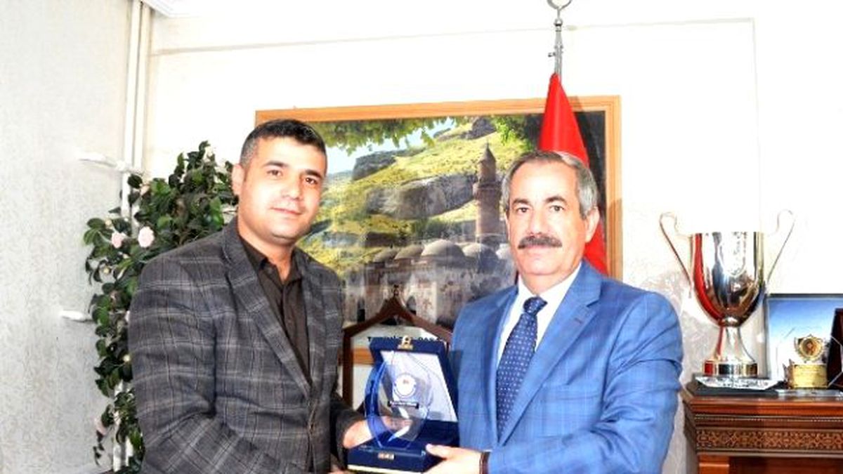 Eğitim Bir-sen\'den Başkan Gürsoy\'a Plaket