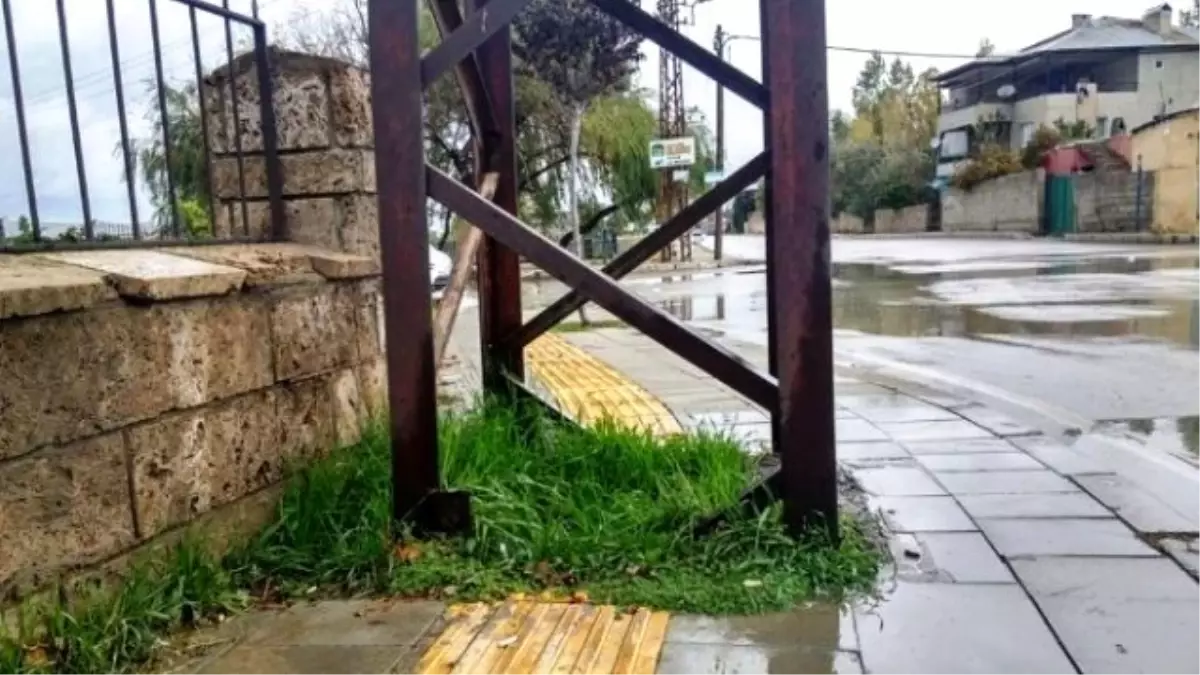 Engelliler Yolu Engellerle Dolu