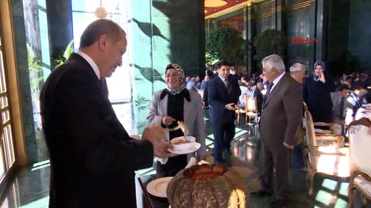 Erdoğan, Muhtarlara Aşure Servisi Yaptı