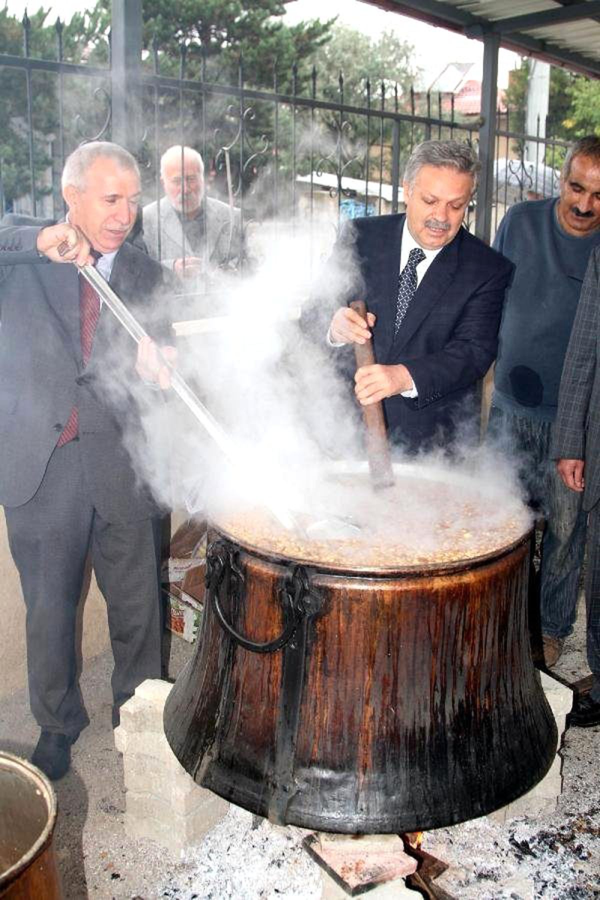 Erzincan\'da 10 Bin Kişiye Aşure Dağıtıldı, \'Birlik\' Mesajları Verildi