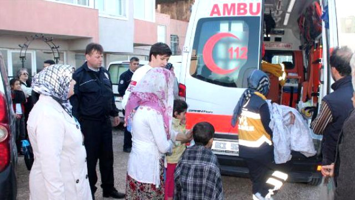 Evde Çıkan Yangında 2\'si Çocuk 3 Kişi Dumandan Zehirlendi