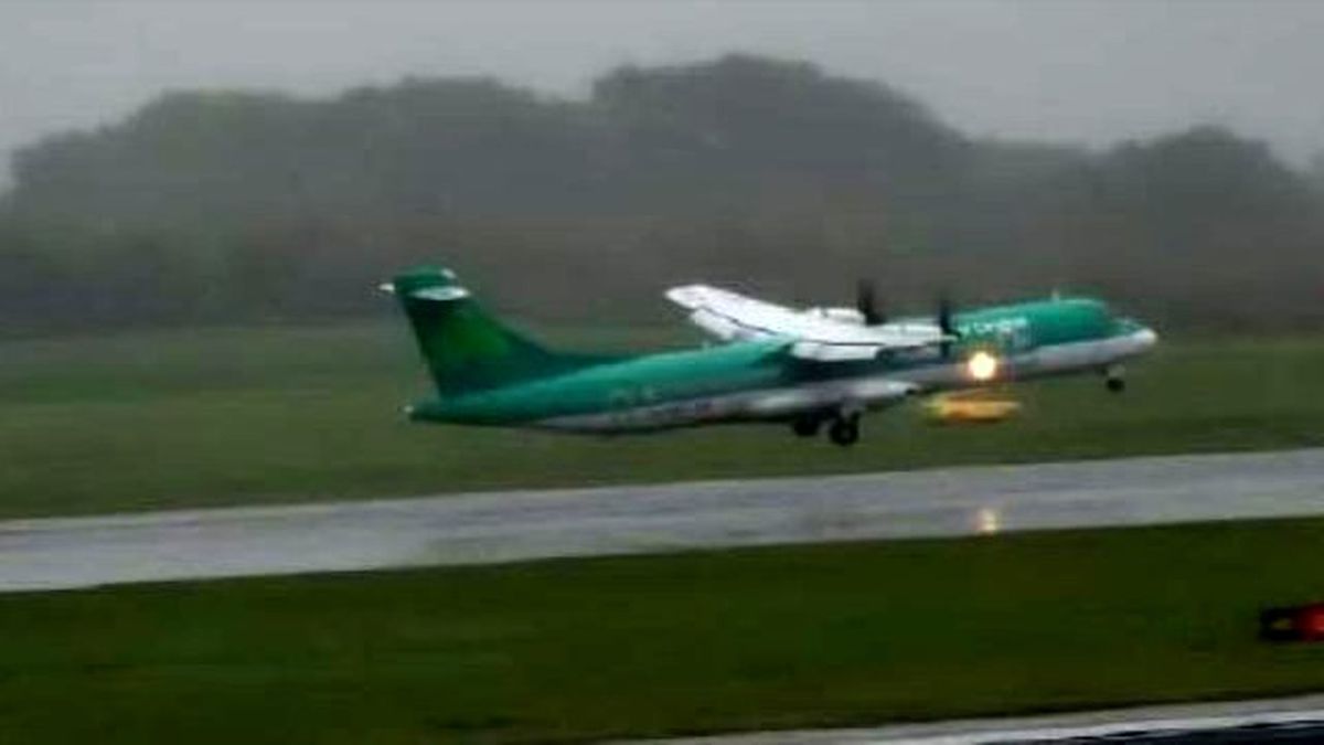 Fırtınalı Havada İniş Yapmaya Çalışan Uçak Pisti Son Saniyede İşte Böyle Pas Geçti