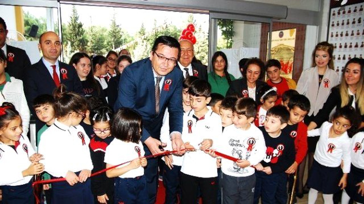 Gkv\'de Cumhuriyet Coşkusu Resim Sergisiyle Start Aldı
