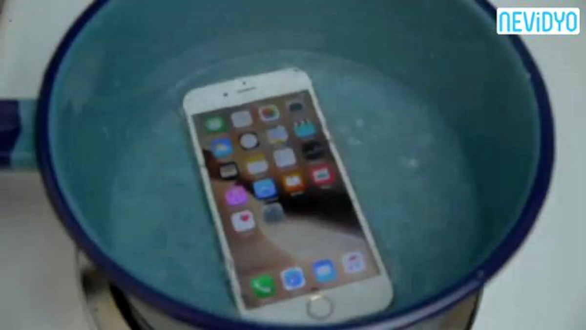 İphone 6s\'i Fokur Fokur Kaynayan Suya Attılar