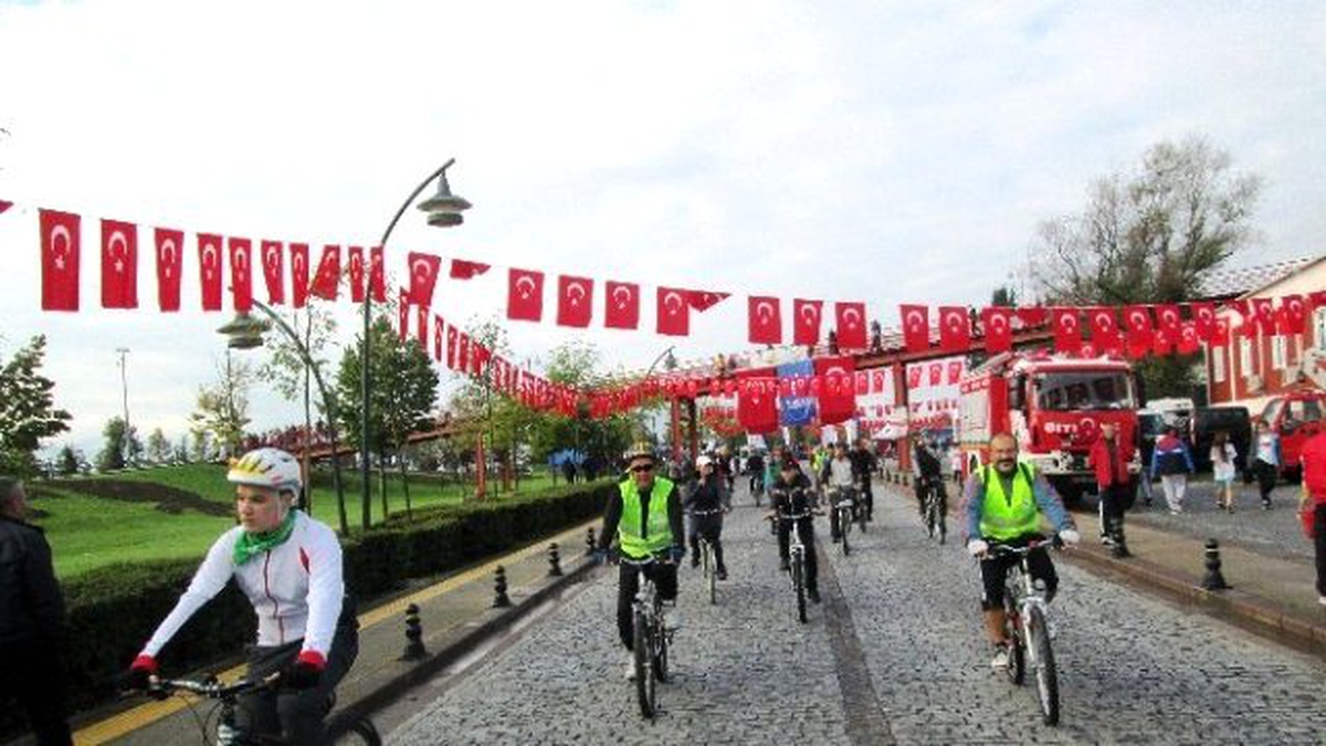 İzmit\'te Pedallar, Cumhuriyet İçin Çevrildi